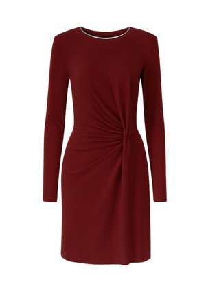 Abito a maniche lunghe color bordeaux con scollo rotondo, caratterizzato da un dettaglio nodo intrecciato in vita e una texture del tessuto liscia.