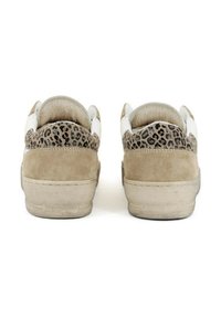 Sneakers in suede color sabbia chiaro con dettagli bianchi e un design posteriore caratterizzato da un motivo leopardato. Punta arrotondata e suole testurizzate.