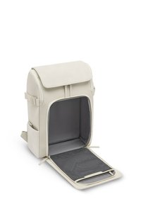 Helles beiges Rucksack aus synthetischem Material, mit einem großen Frontfach, einem weichen grauen Innenraum und einer mit Reißverschluss versehenen Netz Tasche.