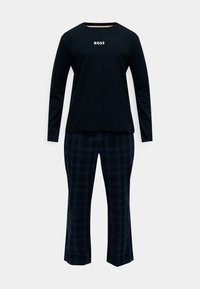 Camiseta negra de manga larga con el logo blanco "BOSS" y pantalones de pijama a cuadros en azul marino que presentan una textura suave y un corte relajado.