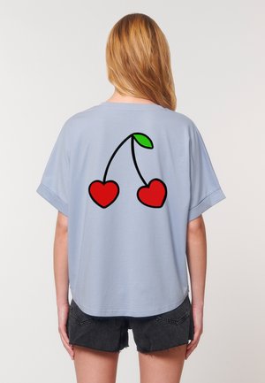  Lichtblauw shirt met korte mouwen en een ronde hals, met op de achterkant een zwarte omlijning van twee rode harten en een groen blad.