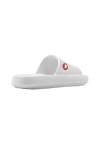 Sandalia blanca sin hebillas hecha de material sintético texturizado, con una correa ancha y un logo circular rojo en el costado. Suela plana con agarre.