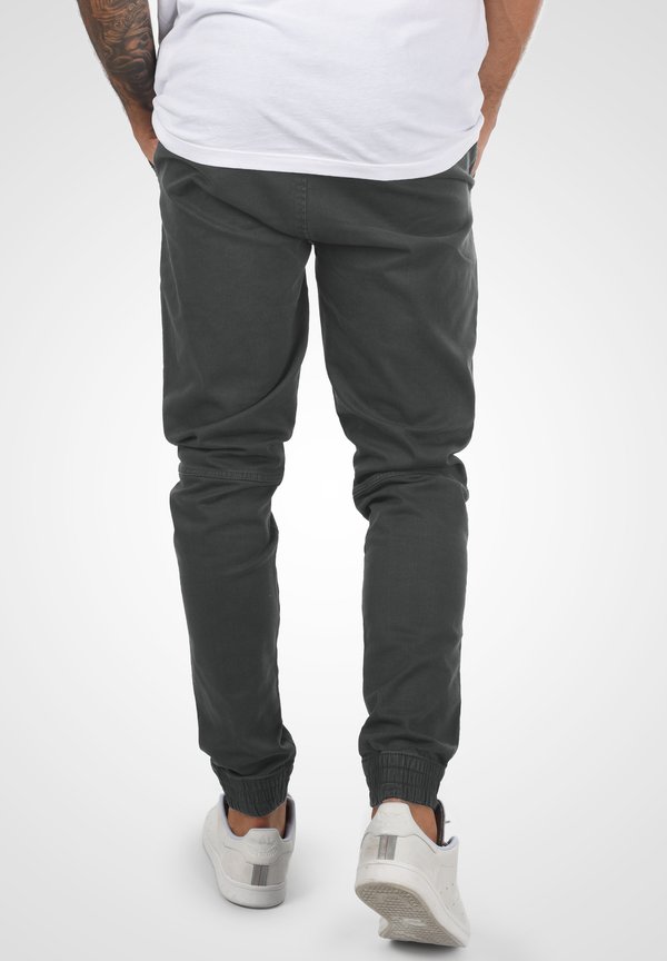 SDHENAKO REGULARFIT - Tracksuit bottoms - forged iron2