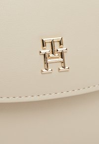 Tommy Hilfiger CHIC CROSSOVER - Skulderveske - classic beige