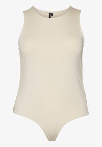 Body beige con scollatura rotonda e design senza maniche. Realizzato in un morbido e elastico tessuto con leggeri arricciamenti nelle cuciture laterali.