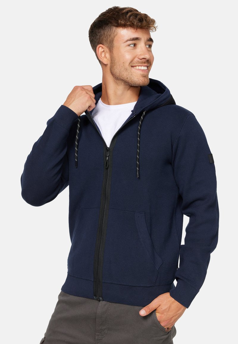 Marineblauwe zip-up hoodie van een zachte katoenmix, met een voorrits, een capuchon met trekkoord en twee voorzakken met ribgebreide manchetten en onderrand.