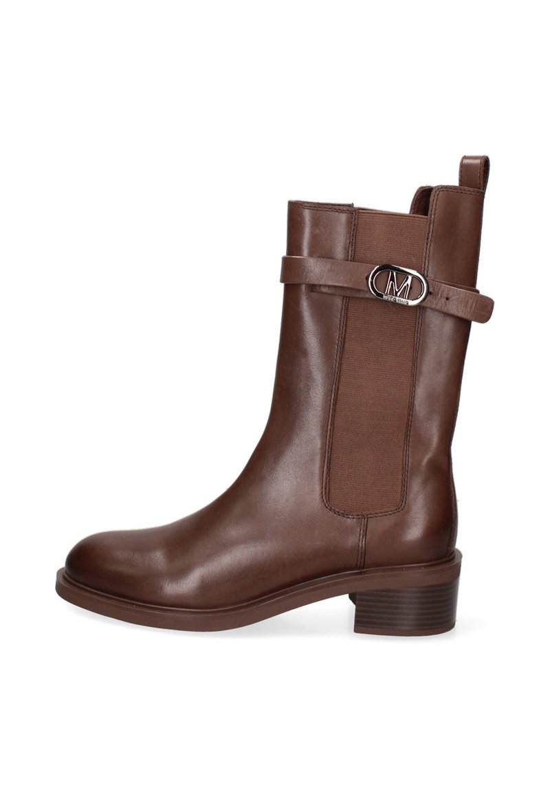 Bottine en cuir marron avec des panneaux latéraux élastiques, design élégant, petit talon empilé, et un accent de logo métallique circulaire sur la sangle.