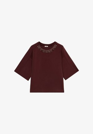 Bordeaux kortmouw blouse met brede mouwen en decoratieve rhinestones rond de halslijn.