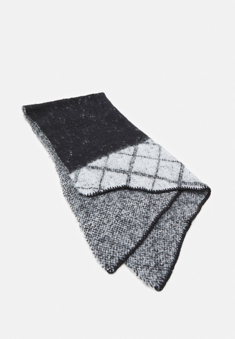Écharpe rectangulaire en tricot avec trois sections : noir uni, blanc avec motif losanges noirs, et gris texturé.