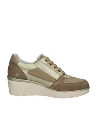 Sneaker beige e taupe con suola a zeppa, tomaia in suede e sintetico, design con lacci e accenti di lucentezza sottile.