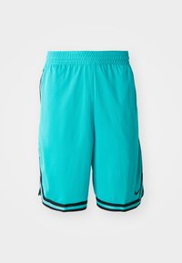 Short de sport turquoise avec taille élastique et doubles bandes noires le long de l'ourlet et des côtés, avec un petit logo noir près du bas.