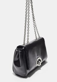 Schwarze Handtasche aus Kunstleder mit straffem Design, silberner Kettenriemen und einem runden Akzent auf der Vorderseite. Glatte Textur mit glänzender Oberfläche.