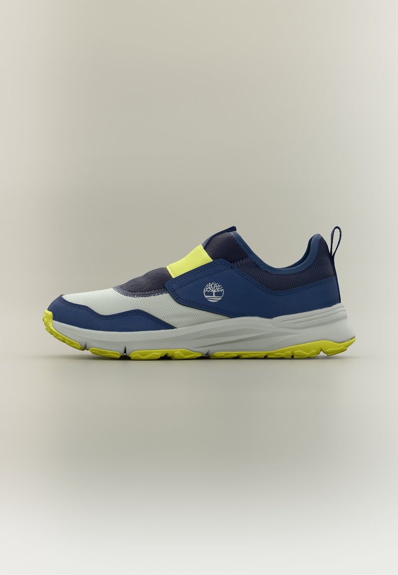 Ναυτικό μπλε, λευκό και νέον κίτρινο αθλητικό παπούτσι χωρίς κορδόνια με ελαστικό λουράκι μπροστά και λαστιχένια σόλα, με λογότυπο δέντρου στο πλάι.
