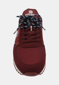 Burgundy sneakers med mesh- och mockamaterial, rund tå, marinblå och vita mönstrade snören samt en texturerad gummisula.