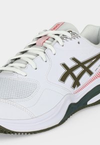 Λευκό και γκρι αθλητικό παπούτσι Asics με ροζ λεπτομέρειες, μαύρο λογότυπο στο πλάι, λευκά κορδόνια και μαλακή σόλα σε λευκό φόντο.