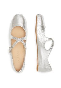 Glinsterende zilveren Mary Jane platte schoenen met een gerimpelde textuur, ronde neuzen en een kruissluiting met gesp, gezien vanuit boven- en zijkant.