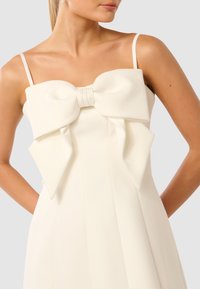 Forever New HAYLEY BOW FRONT MINI - Kokteilinė suknelė / vakarėlių suknelė - white