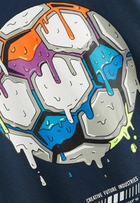 Next SHORT SLEEVE GRAPHIC  REGULAR FIT - Tričko s potlačou - navy football