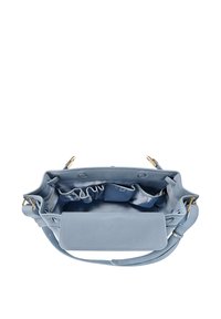 Blå läderhandväska med gulddetaljer, mjukt foder och volangprydda fickor. Har ett rymligt fack och en platt framficka.