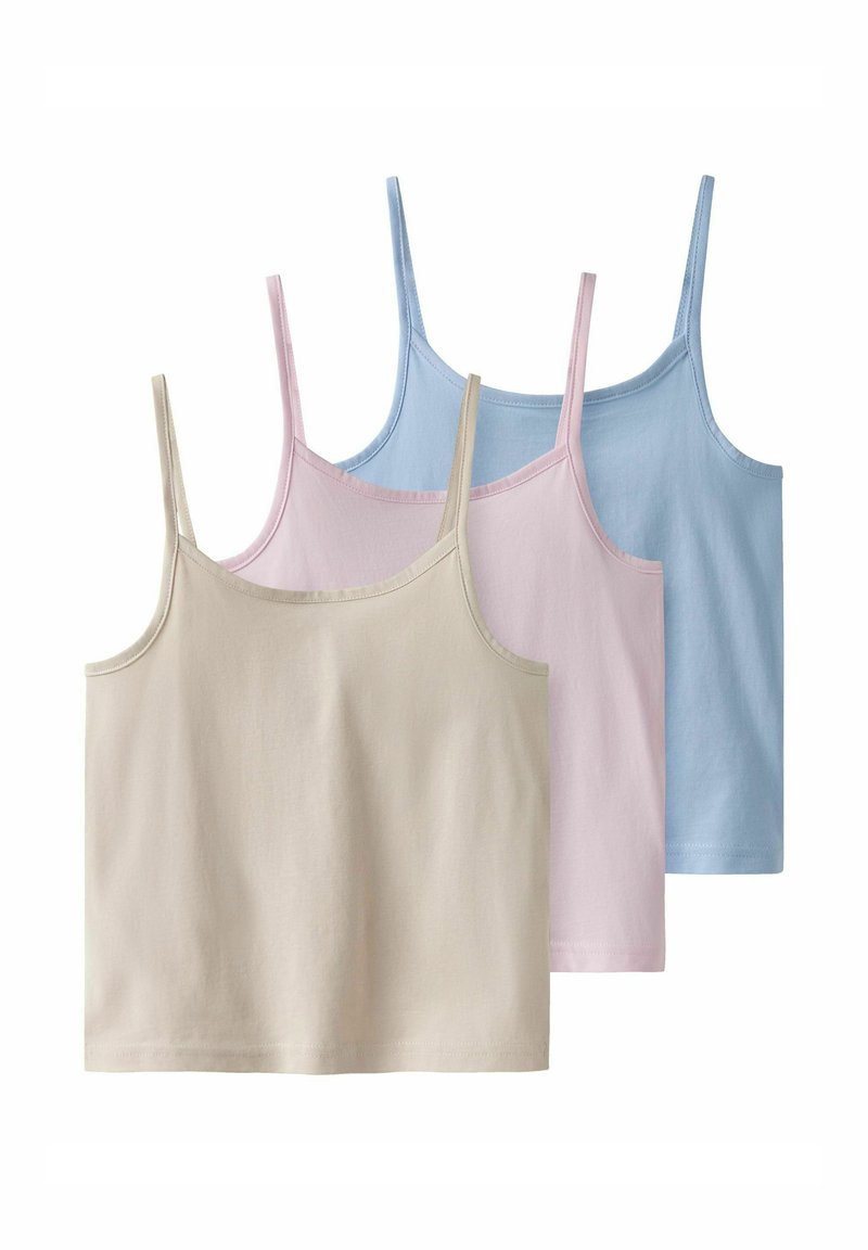 Trois débardeurs en beige, rose et bleu clair. Chacun a des bretelles fines et une texture en coton doux avec un design simple et épuré.