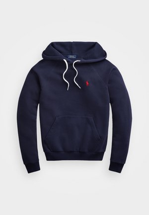 Granatowa bluza z kapturem z białymi sznurkami, przednią kieszenią kangurka, ściągaczami na mankietach i czerwonym logo Polo Ralph Lauren na lewej piersi.