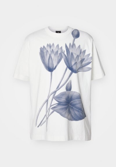 Balti medvilnės marškinėliai su mėlynu piešiniu, kuriame pavaizduotos dvi gėlės ir lapas, su laisvu siluetu ir apvaliu kaklu.
