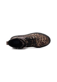 Botín de tobillo con estampado de leopardo que presenta una suela de goma, cordones negros y una pestaña en la parte posterior para facilitar el uso. La textura parece suave y brillante.