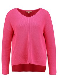 Różowy sweter z dzianiny z dekoltem w kształcie V, długimi rękawami, prążkowaną teksturą i nieco dłuższym tylnym brzegiem. Lekki materiał.