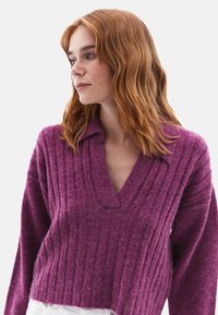 V-hals, lange mouwen pullover in ribbeltricot, met een rijke bessen kleur, texturenpatronen en een relaxte pasvorm.
