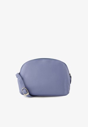 Svetle modrá kožená crossbody taška s zaobleným vrchem, zipovým uzávěrem a nastavitelným popruhem. Hladký povrch bez viditelných vzorů.