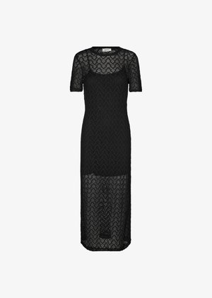 Fekete csipkeborítású ruha, zigzag mintával, rövid ujakkal, kerek nyakkivágással és hosszan, egyenes szabással, amely a térd alatt ér véget.