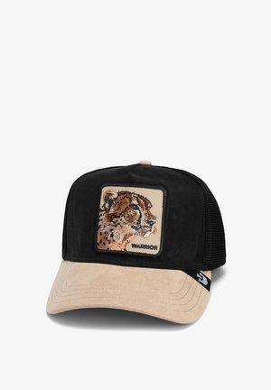 Gorra de camionero negra con visera de gamuza beige, que presenta un diseño bordado de guepardo y el texto "WARRIOR" en el parche.