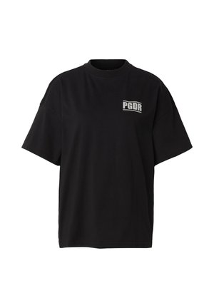 Musta ylipitkä lyhythihainen T-paita pyöreällä pääntiellä, jossa valkoinen "PGDR"-logo vasemmalla ylärinnassa.