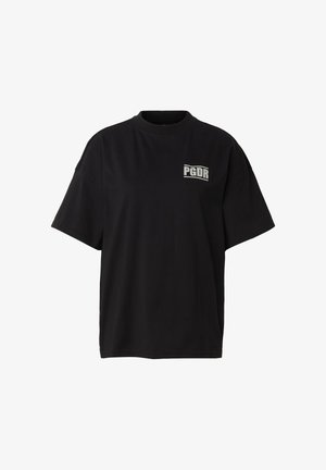 Camiseta negra de gran tamaño con mangas cortas, cuello redondo y logotipo blanco "PGDR" en la parte superior izquierda del pecho.