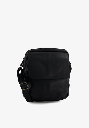 Zwarte leren crossbodytas met klep, verstelbare riem en metalen gesp, afgebeeld tegen een witte achtergrond.