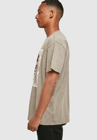 Merchcode FRIDA KAHLO LETTERING ACID WASHED HEAVY OVERSIZE TEE - Marškinėliai su spaudiniu - darkkhaki