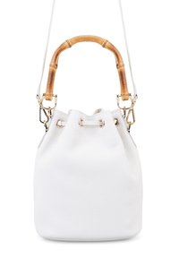 Sac seau en cuir blanc avec une finition texturée, une poignée en bambou et des accents en or. Dispose d'une fermeture à cordon et d'une bandoulière amovible.