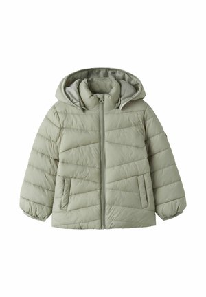 Veste en doudoune verte clair avec capuche, motif matelassé horizontal et en chevron, fermeture éclair frontale et deux poches latérales. Texture douce.