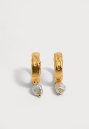 Boucles d’oreilles créoles texturées or, chacune avec une perle blanche irrégulière suspendue en bas.