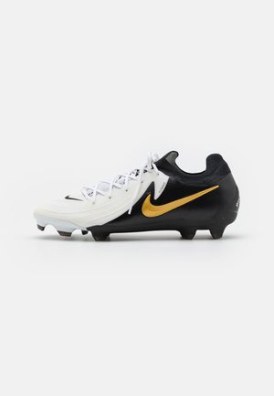 Chaussure de football Nike avec une tige blanche à rayures texturées, un talon et une semelle noirs, et un logo swoosh doré sur le côté.