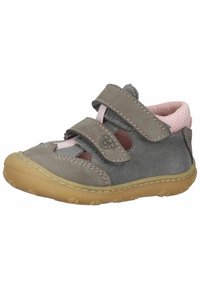 Grå lædersko med pink detaljer, to justerbare Velcro-remme, åbne sider og en tekstureret gummisål. Rundet tådesign for komfort.