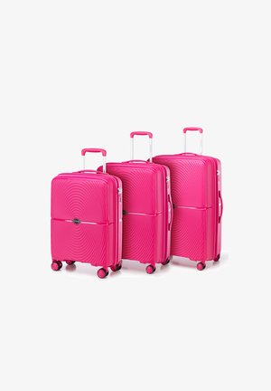 Tre valigie rosa di diverse dimensioni, realizzate in plastica rigida. Presentano un motivo a onde, maniglie retrattili e quattro ruote per una facile manovrabilità.