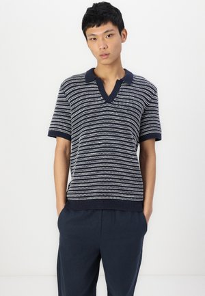 Polo en tricot rayé bleu marine et blanc avec des manches courtes, col en V, tissu texturé et bords côtelés à l'ourlet et au col.