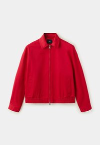 Veste rouge zippée avec col, manches longues, taille élastique et deux poches avant sur un fond uni.