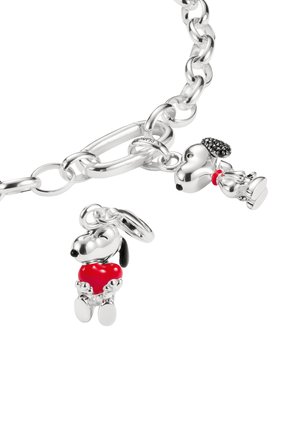 Silbernes Kettenarmband mit zwei Hundeanhängern; einer hält ein rotes Herz. Glatte Textur mit glänzend polierter Oberfläche und schwarzen Akzentdetails.