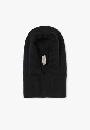 Sort strikket beanie-hat med bred manchet og dyb krone, der har en subtil ribbet tekstur og et mærke indeni.