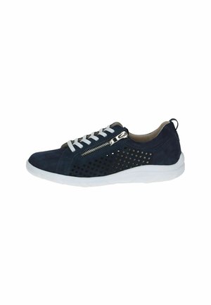 Baskets en suédine navy avec un design perforé, lacets blancs et une fermeture éclair sur le côté. Dotées d'une semelle en caoutchouc blanche pour une meilleure adhérence.