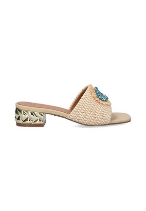 Sandalia deslizante trenzada beige con un acento decorativo de gema azul, tacón bajo de bloque dorado con un diseño de textura geométrica.