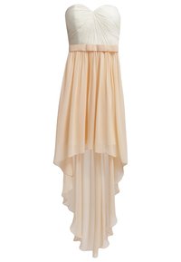 Robe bustier ivoire et pêche avec un corsage froncé, une ceinture en satin et une jupe en chiffon fluide à ourlet asymétrique.