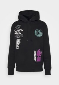 Czarna hoodie z kapturem, z ściągaczem, z nadrukami graficznymi z przodu w białym, tealikowym i purpurowym kolorze oraz ściągaczami przy rękawach i na dole. Wykonana z miękkiego materiału.